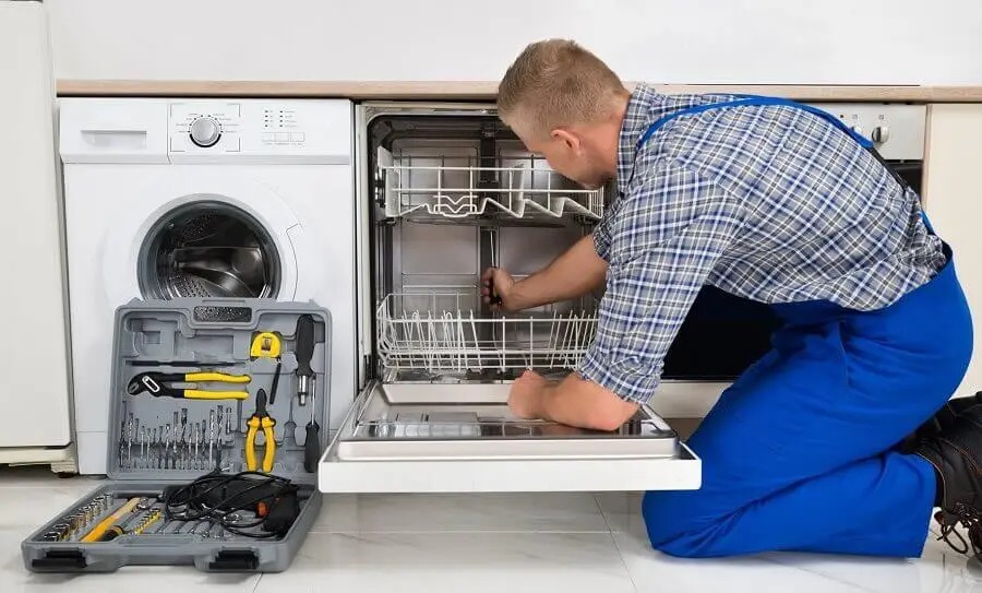 Söğütlü Hitachi servisi teknisyen ekibi beyaz eşya tamiri yaparken